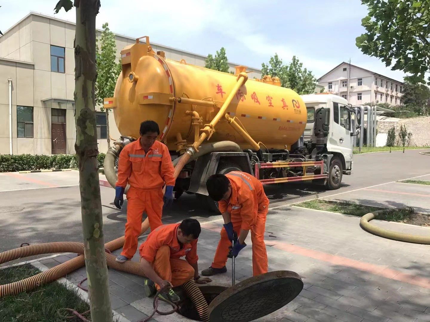 官渡管道疏通车停在窨井附近