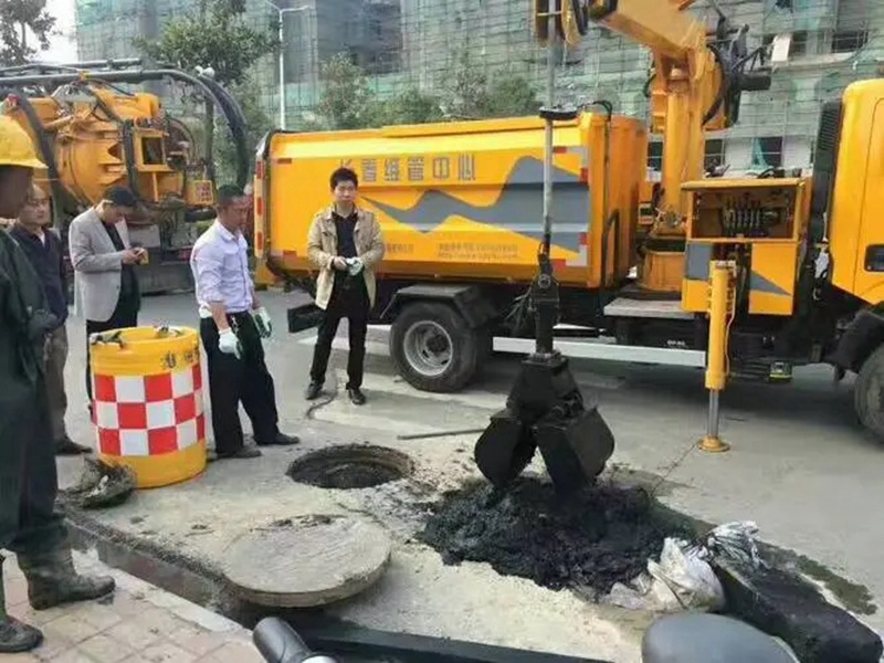 官渡街道：网格员化身“清道夫”，为民解忧疏通“堵心”化粪池