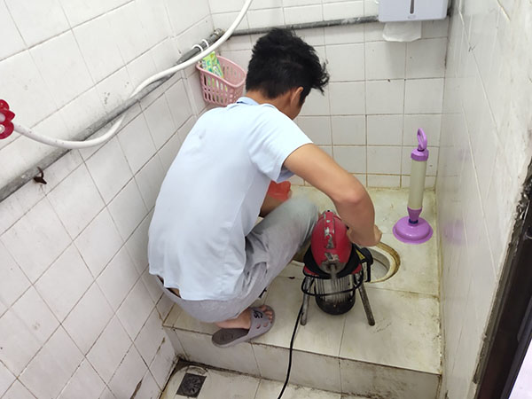 官渡肥皂掉到马桶里把马桶堵住了怎么办？马桶堵住了怎么办